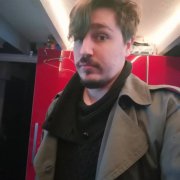 portrait de LéonTaris Non binaire de 32 ans