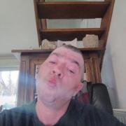 portrait de couple54360 Homme trans de 44 ans