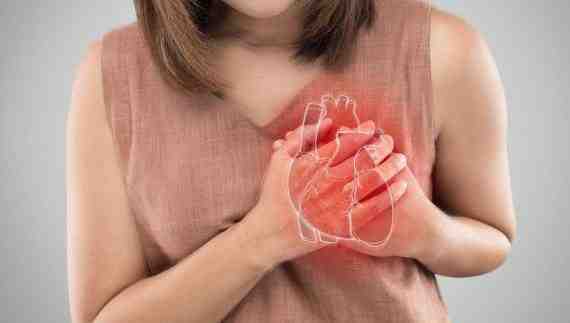 femme avec une maladie cardiovasculaire